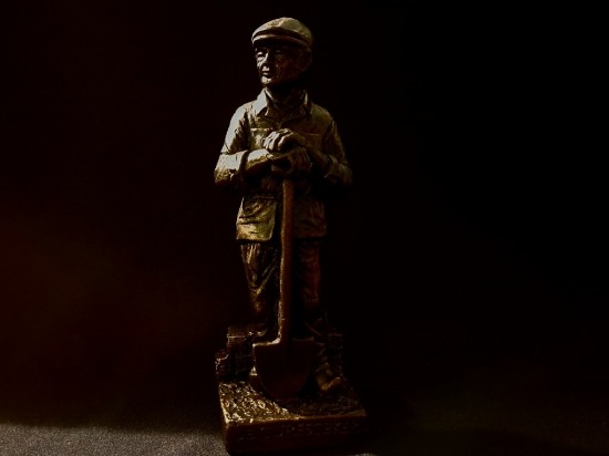 Beeldje de turfsteker uit de peel bronskleurig