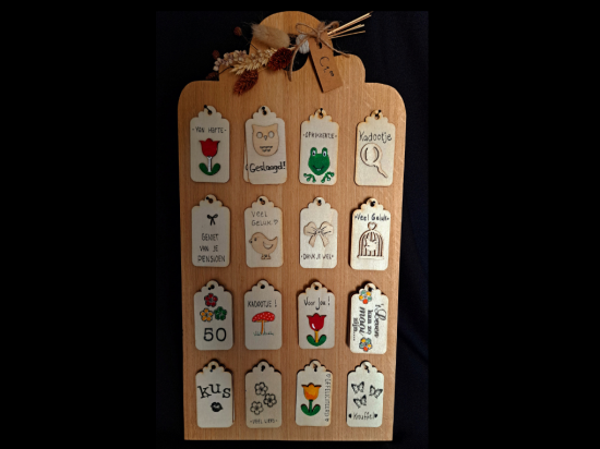 Houten cadeau labels op display vvv deurne