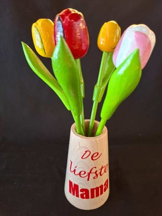 Houten vaasje met 5 kleine tulpen